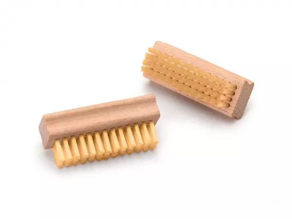 1 brosse � ongles en h�tre et fibres naturelles